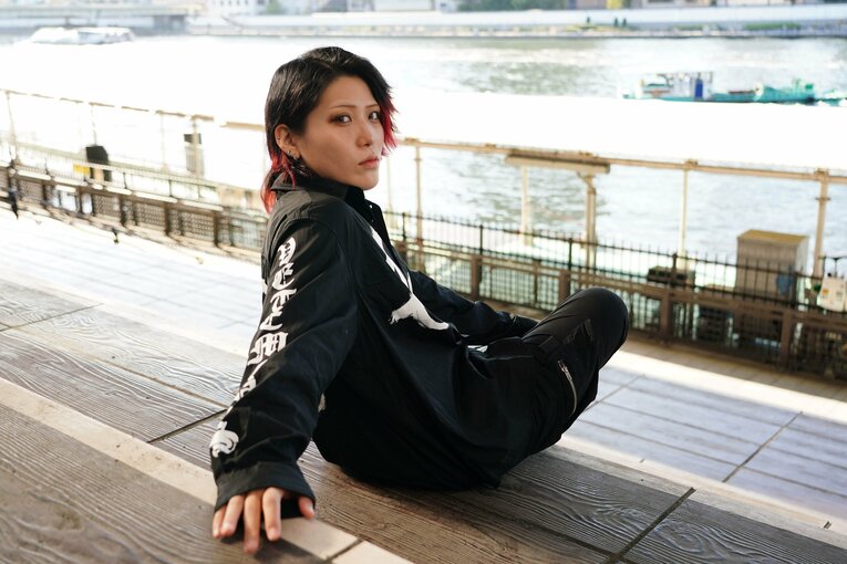 隅田川沿いで撮影した撮り下ろしフォト　©Essei Hara