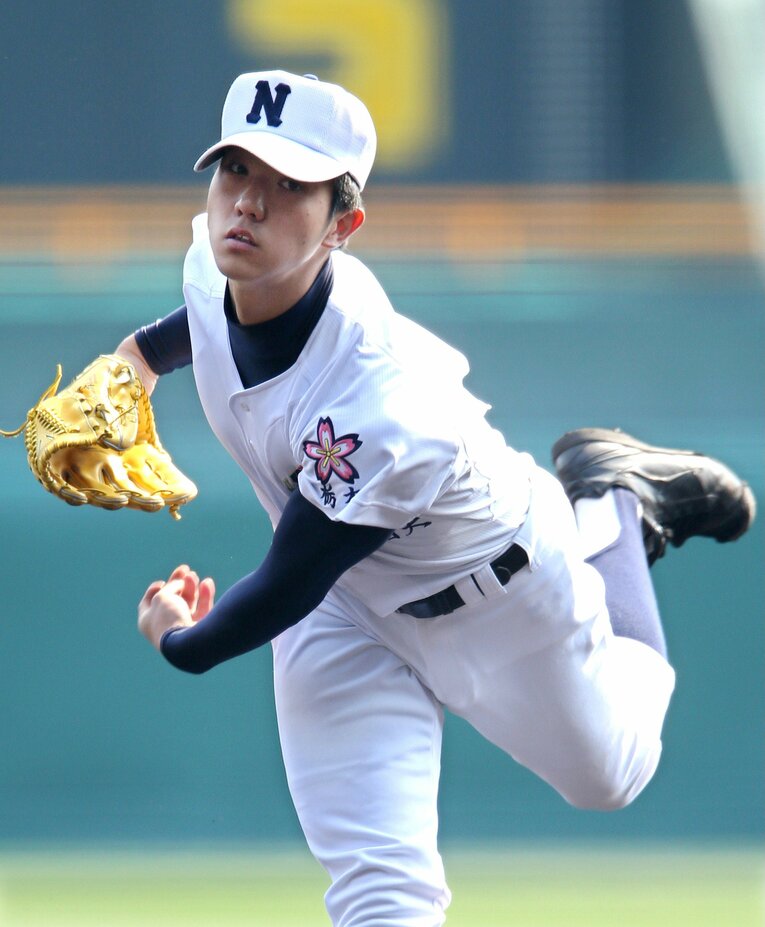 佐野日大高３年、17歳の田嶋大樹。甲子園のマウンドでも終始クールな表情を貫いた　©JIJI PRESS