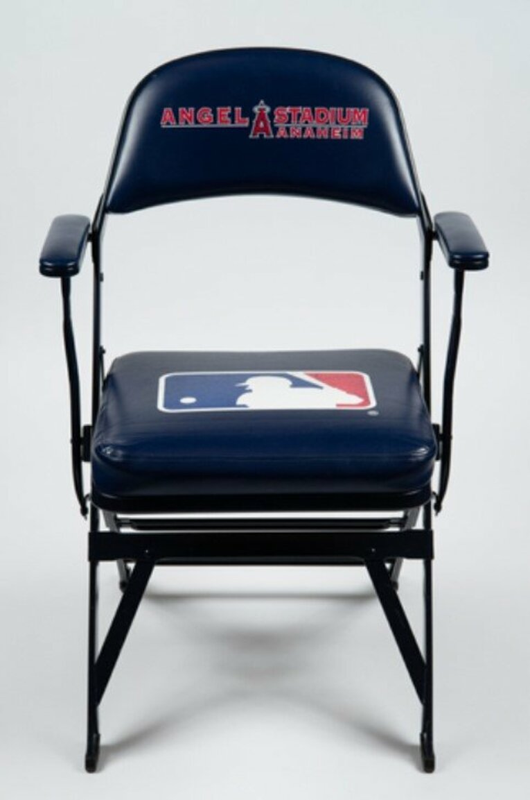 大谷がロッカールームで座ったとされる椅子　※MLBオークションサイトより