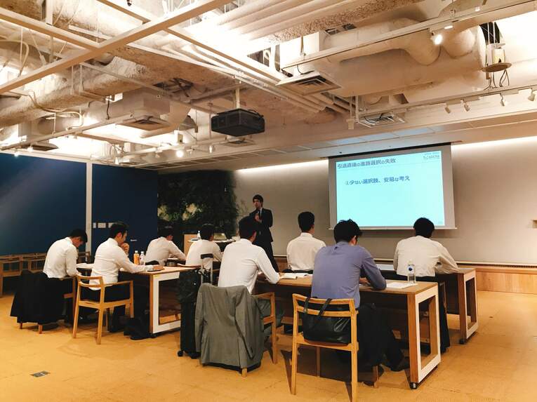 プロ野球選手会が主催する「退団研修会」で自らの経験を語る奥村さん（本人提供）