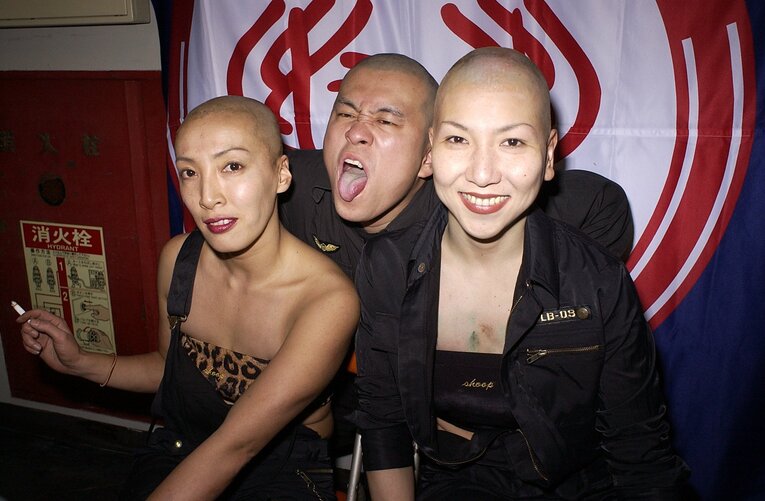 「敗者髪切りスキンヘッドタッグマッチ」に敗れたものの、悲壮感はなかったコメントブースでの一枚