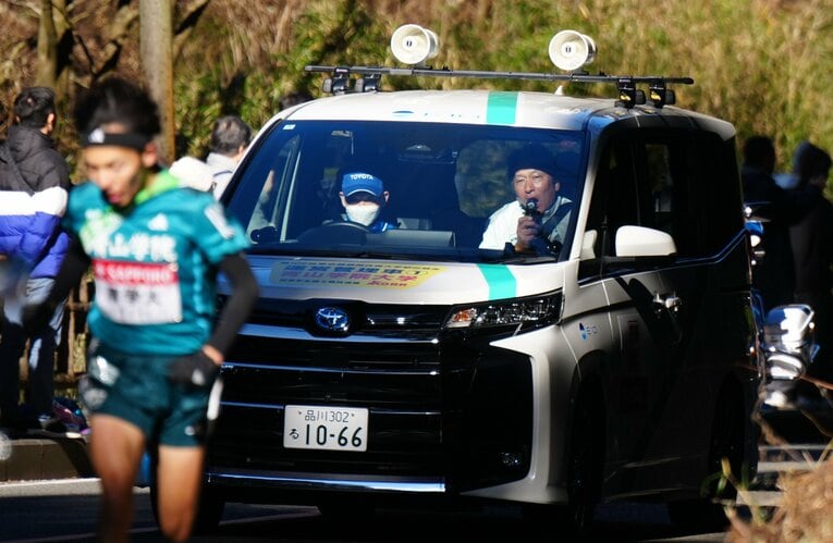 5区黒田に声掛けをする原晋監督　©JIJI PRESS