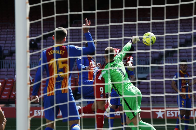 スアレスとテア・シュテゲンの交錯©Daisuke Nakashima