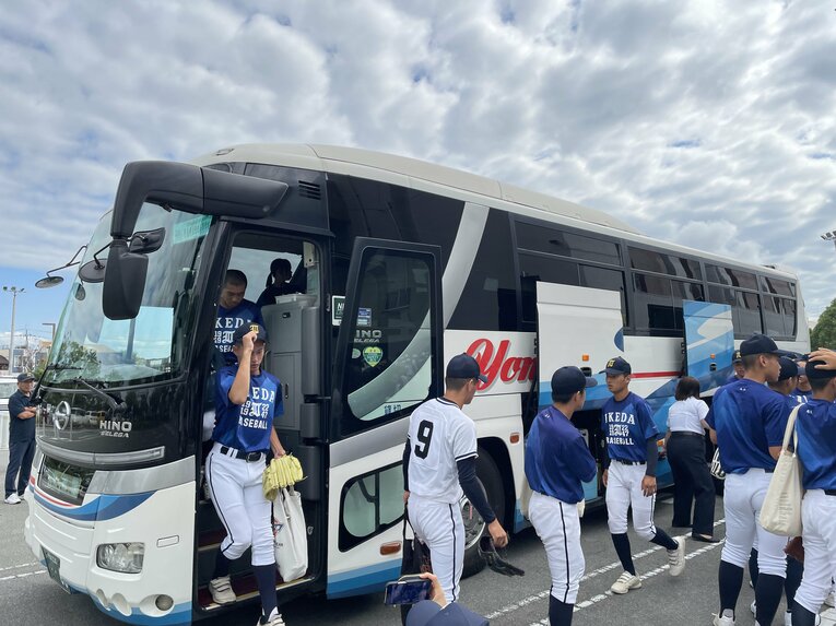 7月12日、8時30分。開会式と初戦が行われる「むつみスタジアム」（徳島市）に到着した池田ナイン ©NumberWeb