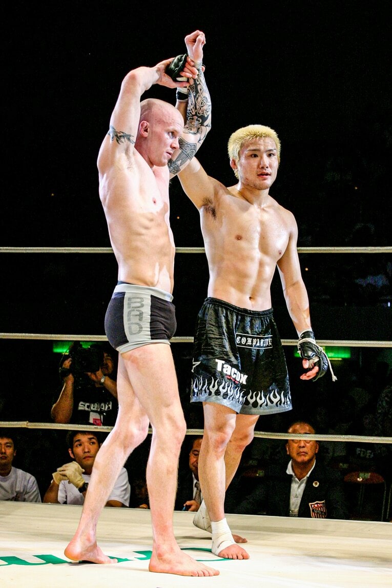 五味はハンセンに判定0-2で敗れて修斗ウェルター王者から陥落した