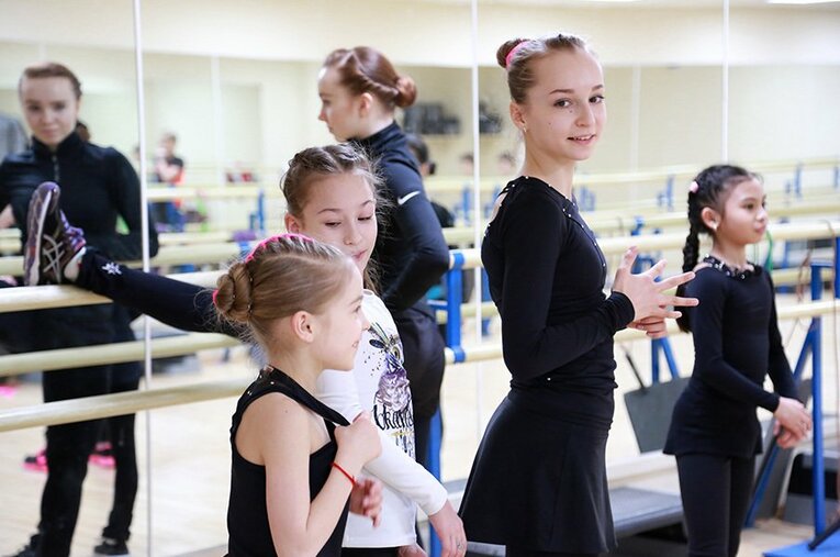 バレエやダンスなど、スケーティングの技術以外の演技レッスンにも、多くの時間が割かれているサンボ70。 ／ photograph by Olga Skorupskaya