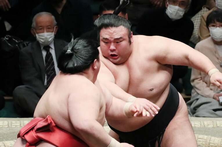 大相撲初場所で12勝3敗、13場所ぶり3度目の優勝を飾った大関・貴景勝。写真は13日目、阿武咲を押し出しで下した ／ photograph by JIJI PRESS