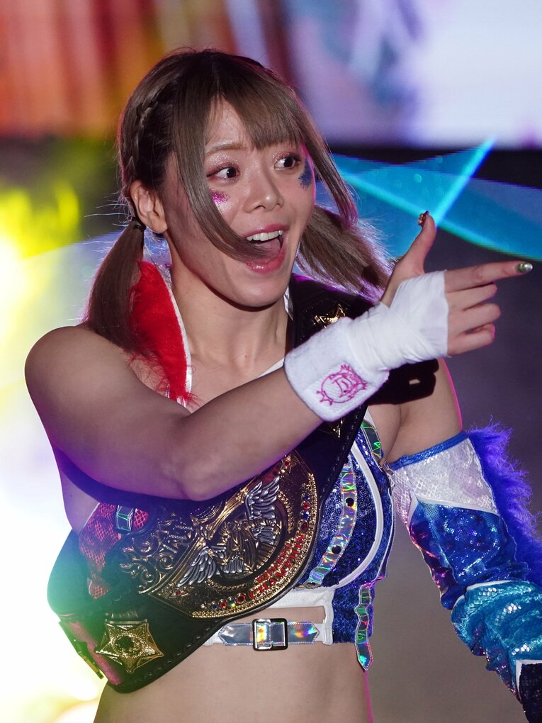 入場でも余裕を見せる岩谷麻優　©Essei Hara