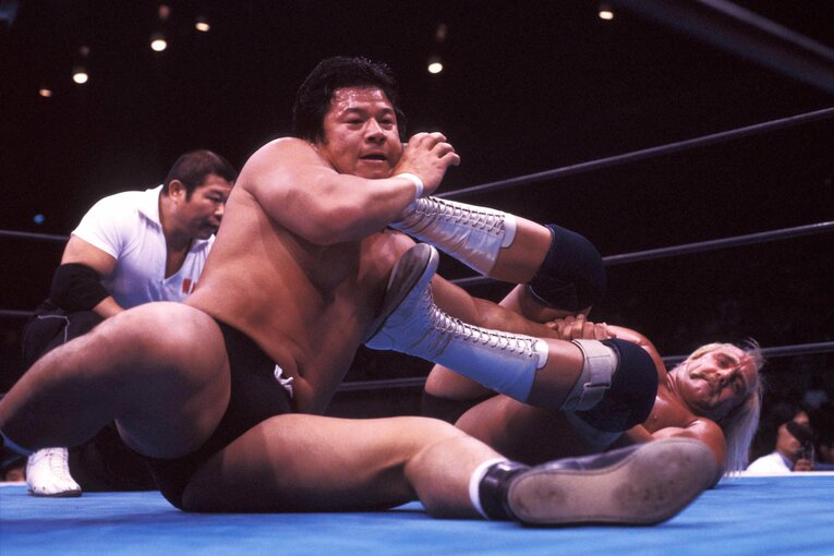 藤波辰爾をアームバーで攻めるハルク・ホーガン　©Essei Hara