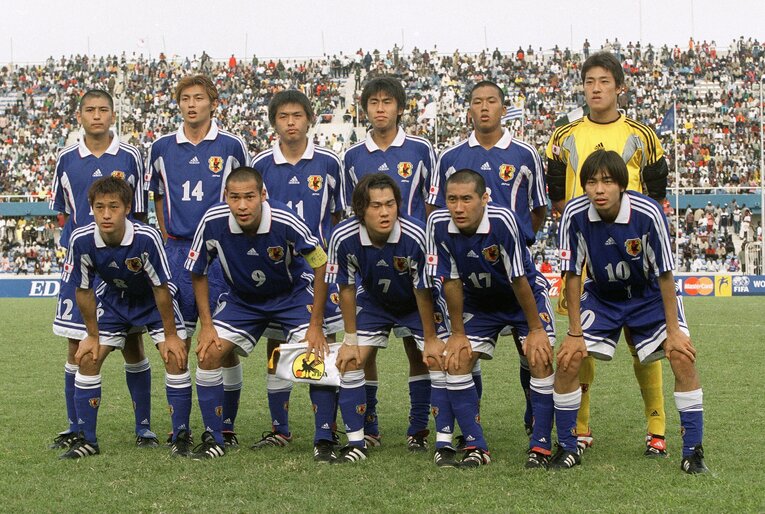 1999年ワールドユース決勝に臨んだメンバー。前列右の10番が本山　©︎AFLO