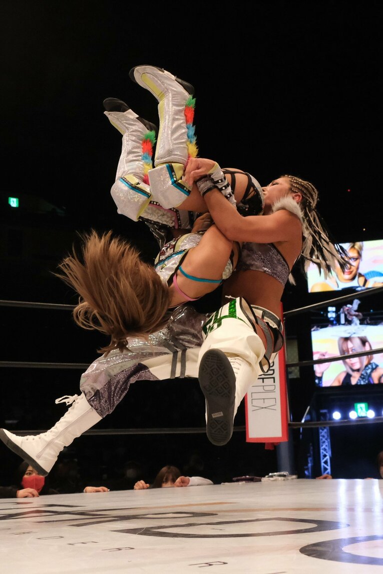 スターダム退団マッチで小波が“亡き戦友”木村花の技に込めた意味とは？ 対戦したジュリアは試合中に涙…「まだまだNEVER ENDです」(26)