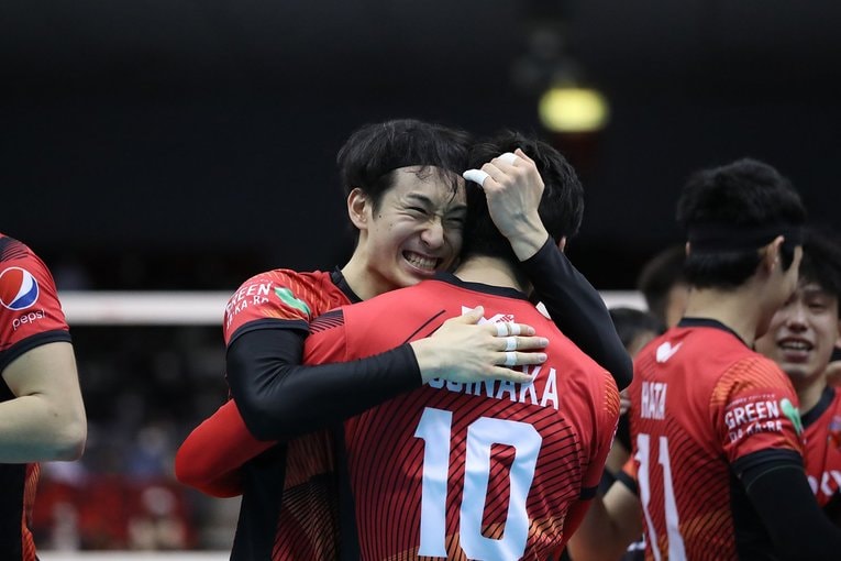 チームメイトと勝利を喜ぶ柳田　©︎V.LEAGUE