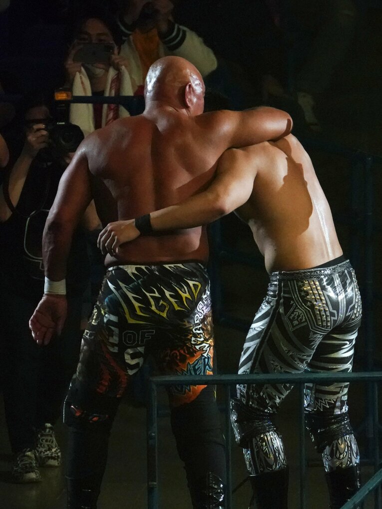 オカダに「泣いてんじゃねえ」と一喝され、清宮は武藤敬司に支えられながらリングを後にした