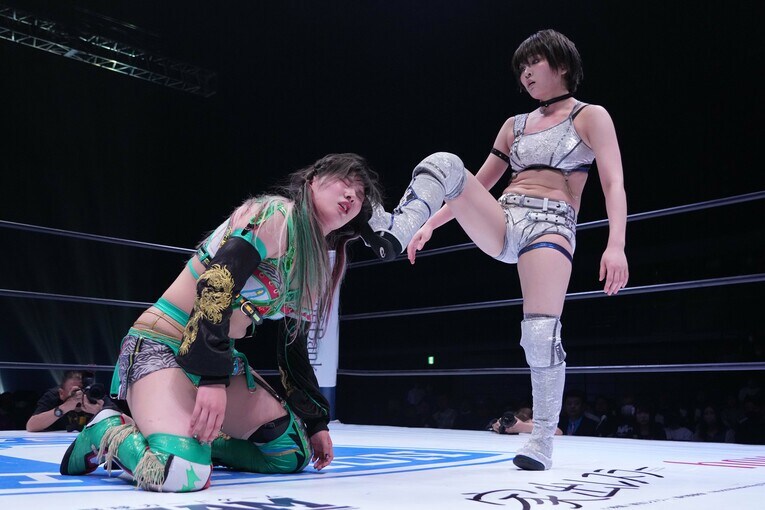 安納サオリvs.壮麗亜美　©Essei Hara