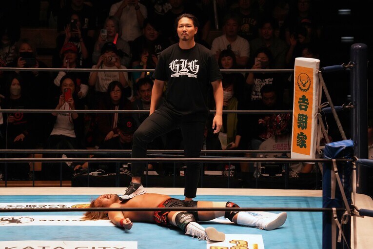 4月23日、後楽園ホールの試合に乱入し内藤哲也を踏みつけるジェイク・リー　©Essei Hara