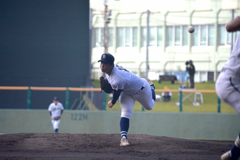 末吉の豪快な投球フォーム　©Takarin Matsunaga