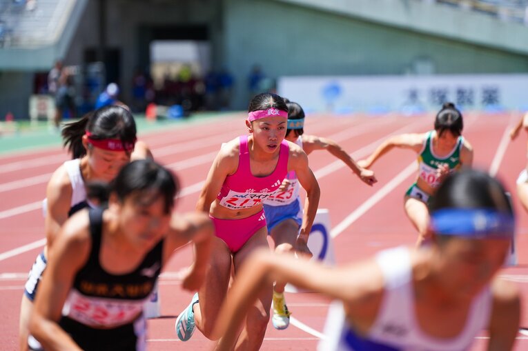 この大会3本目のレースとなった800mでは圧勝も、さすがに疲労の色も見えた　©Satoshi Wada　