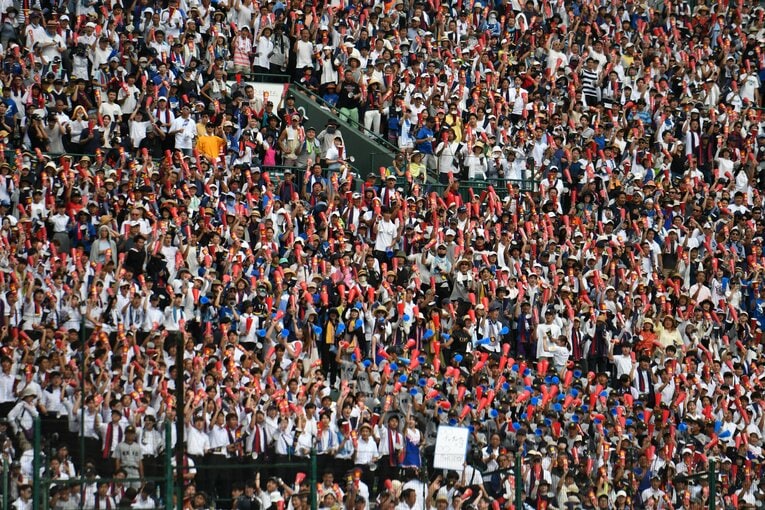 甲子園決勝の様子。仙台育英の選手「（攻撃中も）ずっと慶応の音楽が流れているような感じ」　　©Hideki Sugiyama