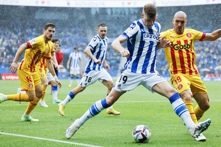 久保建英PK獲得＋シルバに絶妙アシストもドローに落胆　だが翌朝「クボ表紙の新聞」を持った地元のおじさんが…カメラマンは見た(36)