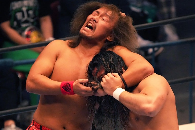 辻陽太をヘッドロックで絞める内藤哲也　©Essei Hara