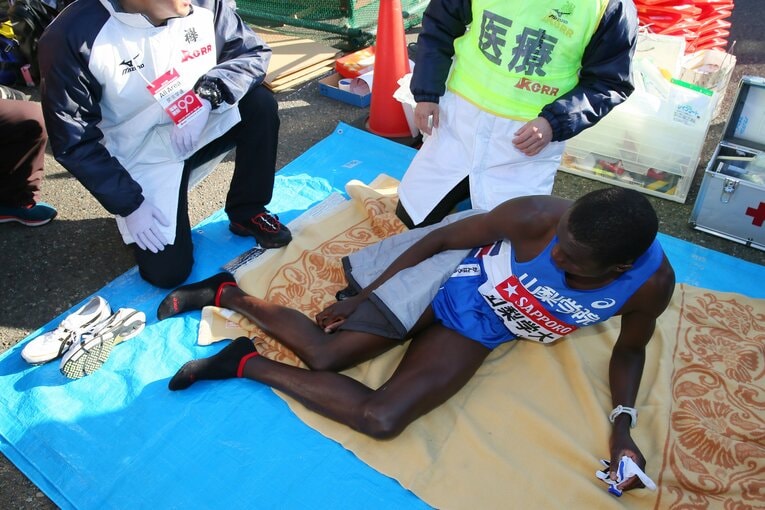 2014年の箱根駅伝2区、疲労骨折により途中棄権した　©AFLO