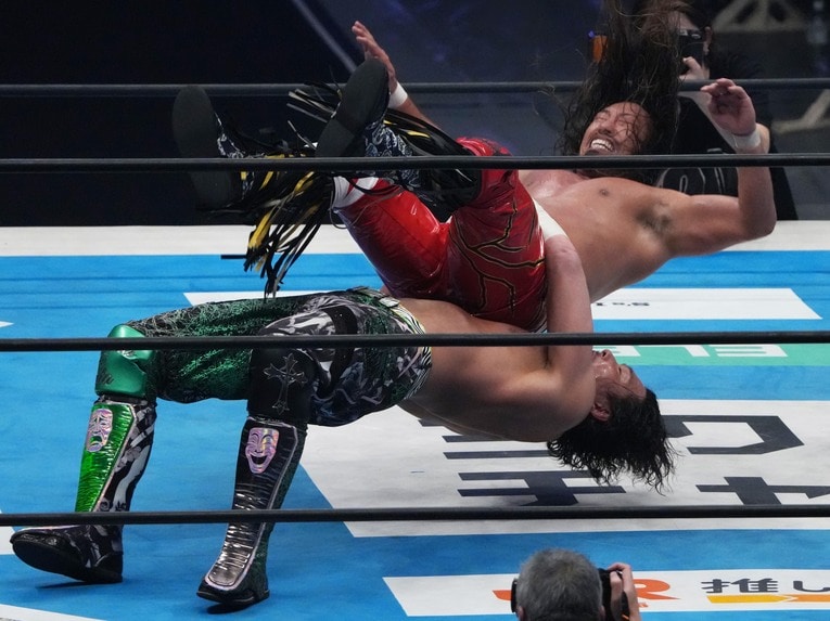 辻陽太をスープレックスで投げるジェイク・リー　©Essei Hara