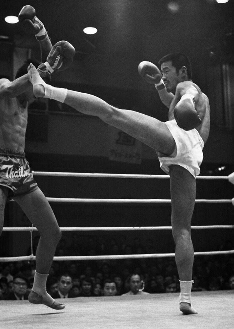 ハイキックで攻める沢村忠（1969年2月後楽園ホールで）　©Sankei Shimbun