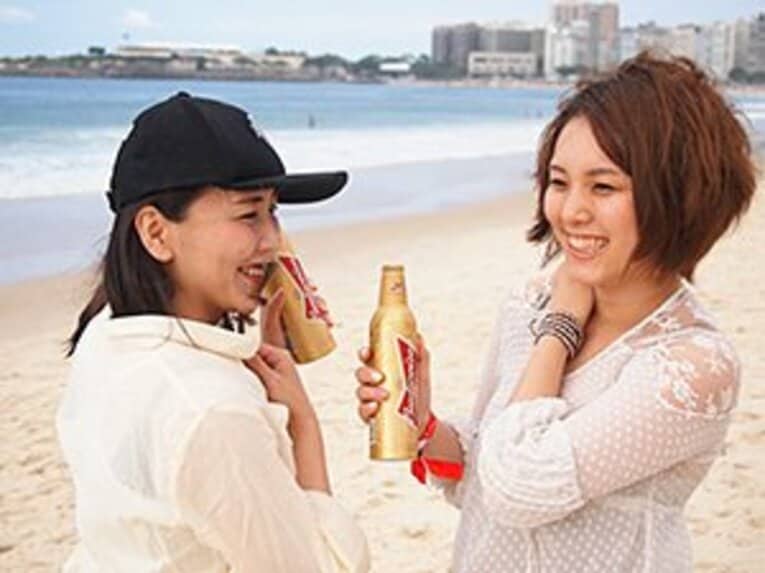 コパカバーナビーチで楽しむ2人。海水の温度は日本人が入るには少し冷たいのですが、現地の人たちは平気で泳いでいました。