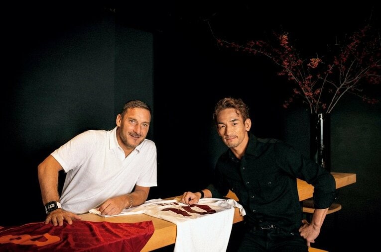 ローマではライバル関係だったトッティ（左）と中田英寿が東京で再会し、22年前のセリエAスクデットについて語り合った ／ photograph by Asami Enomoto