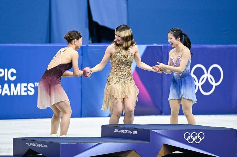 【フィギュアスケート仲良し写真】アリサ・リュウと中井、坂本の仲良し写真を様々な角度から見る！（レア写真は右に続きます）　©Asami Enomoto/JMPA