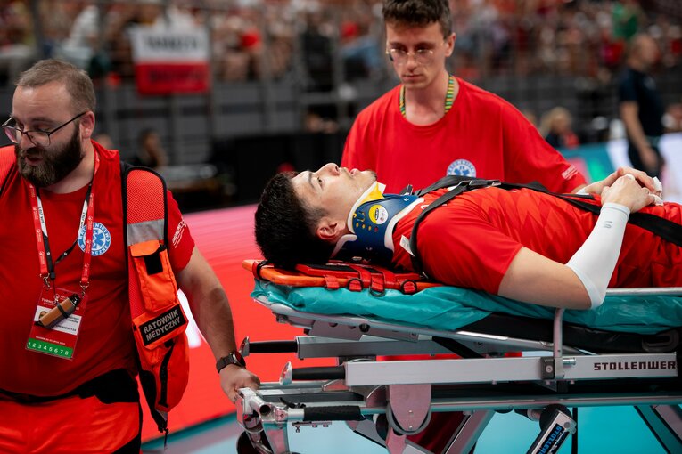大会前の行われた強化試合ポーランド戦。第4セット途中、ネット際でリバウンドを拾おうとして足を滑らせて転倒。肩などを強打して動けなくり、頭部と首を固定された状態でストレッチャーに乗せられ搬送された　©︎Getty Images