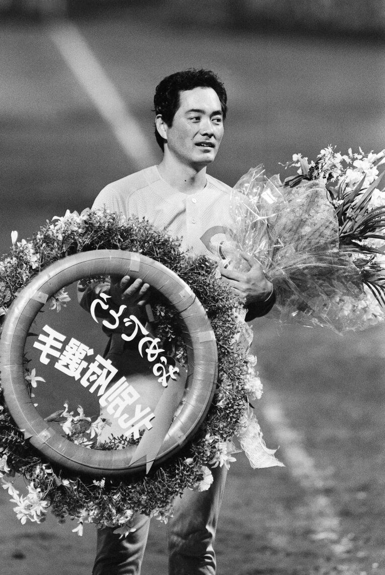 200勝に到達した北別府さん。この時小早川さんは一塁を守っていた　©︎JIJI PRESS