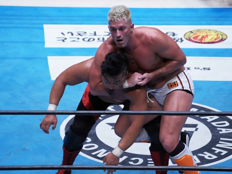 ネックロックで鷹木を絞る　©Essei Hara