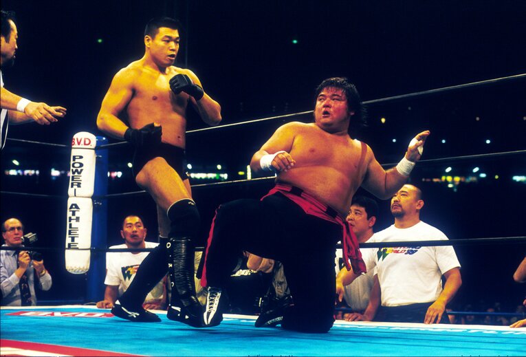 グローブをつけた小川直也は橋本真也を翻弄した　©Essei Hara