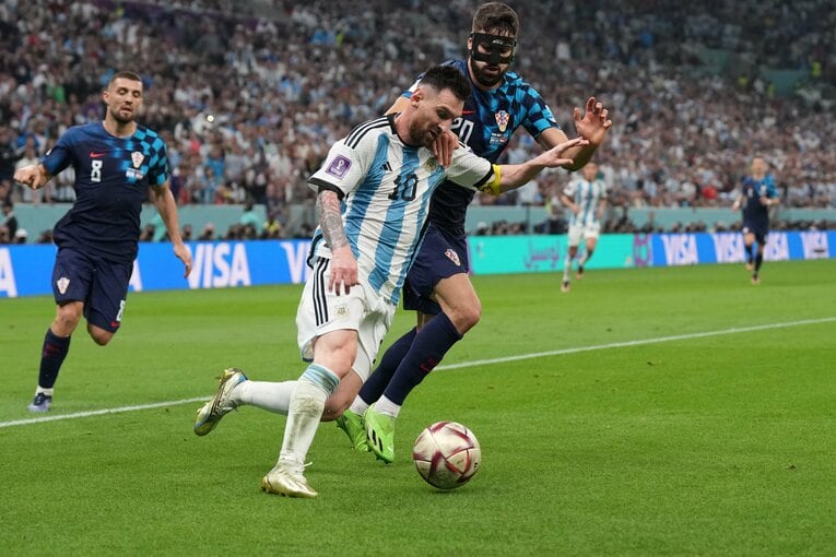 準決勝のクロアチア戦。日本を苦しめたDFグバルディオルを、メッシがぶち抜いたシーン　©JMPA