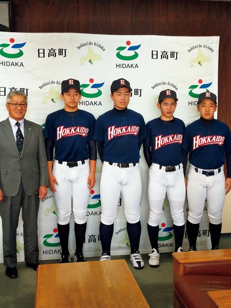 富川中から北海道選抜に選ばれた4人。選手左端が門別、右端は捕手の菊地（写真提供：加賀荘史さん）
