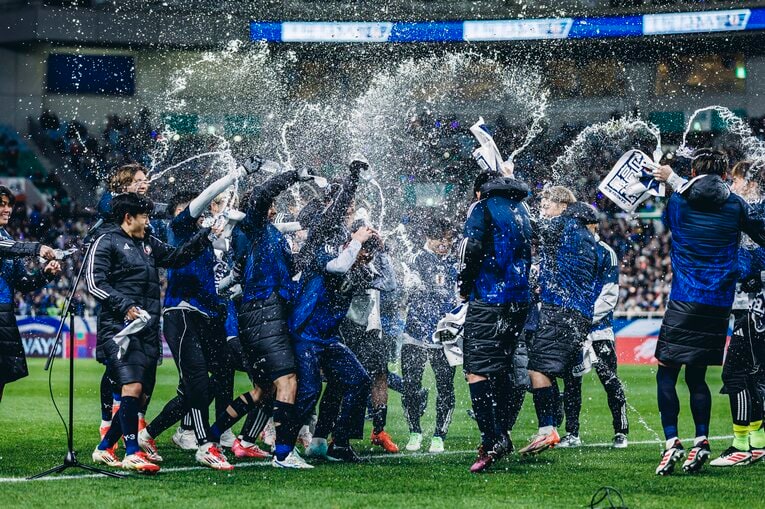 森保監督に水をかける選手たち【5枚目／全6枚】　©Kiichi Matsumoto