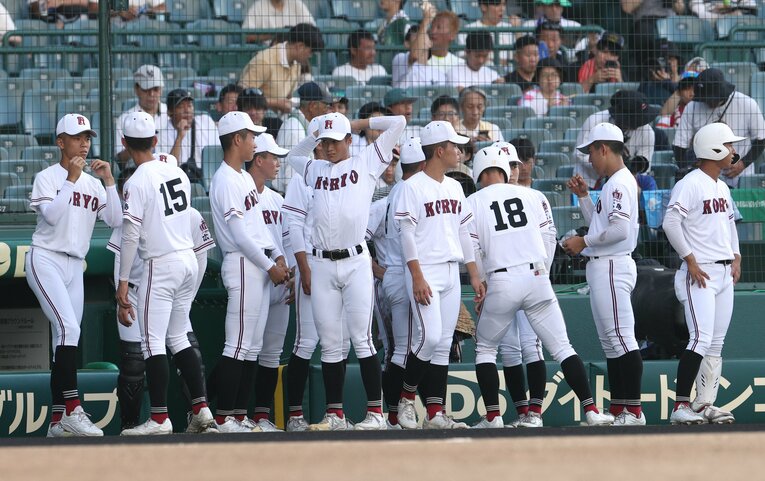 今夏の広陵高。白い帽子、白いアンダーシャツで「白色化」が進んだ　©JIJI PRESS