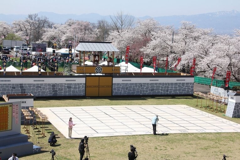 藤井聡太竜王「大変参考になったで“ござる”」初出演した《人間将棋》を現地取材… 観る将マンガ家が超楽しんで描いてみた(6)
