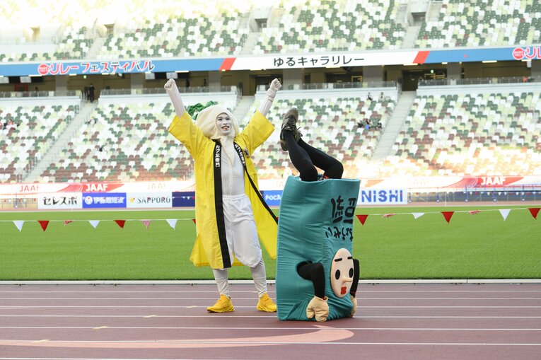 優勝チームのアンカーをつとめた「ちょうせい豆乳くん」（右）は華麗なるヘッドスピン　©Hirofumi Kamaya