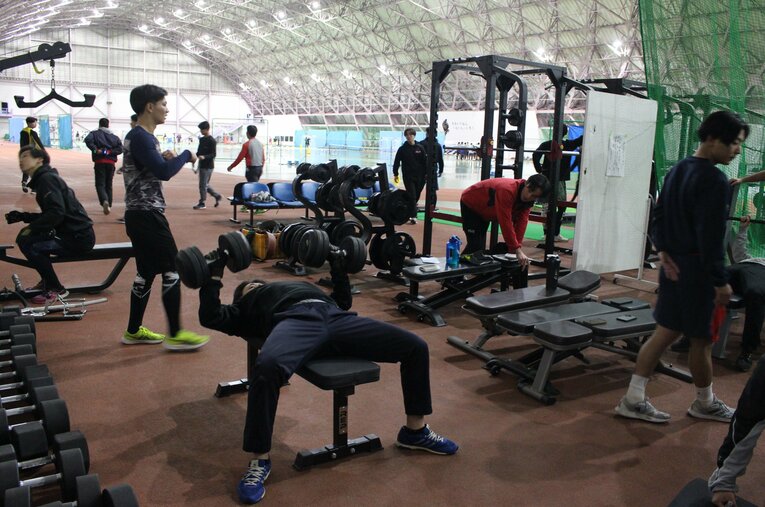 富士大の安田慎太郎監督が重視するフィジカルアップ。決して恵まれた環境ではない雪深い東北で、名門大の選手上回るための指針とは？ ／ photograph by JIJI PRESS