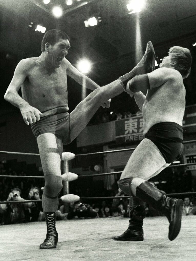 16文キックを放つジャイアント馬場　©Essei Hara