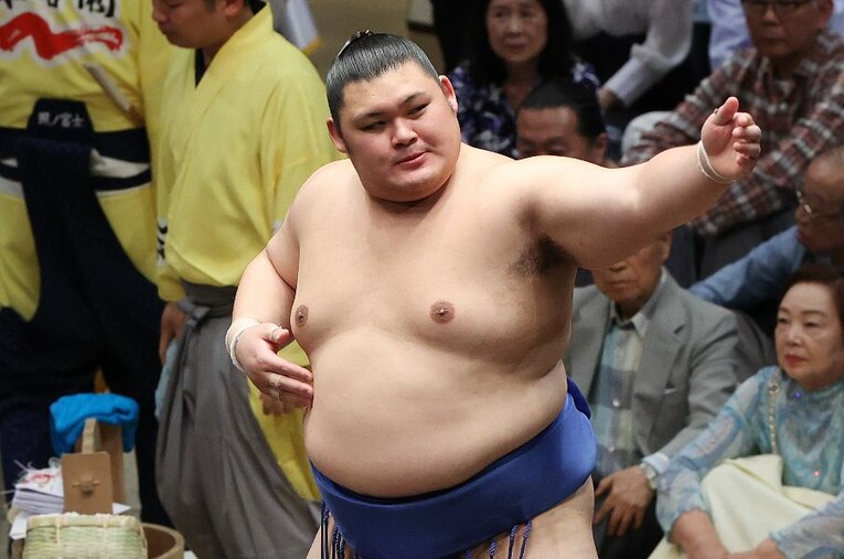 夏場所9日目を終えて7勝2敗と、初優勝に向けて好位置につける大の里。日体大卒業後、幕下付け出しからわずか6場所で三役まで駆け上がった ／ photograph by JIJI PRESS