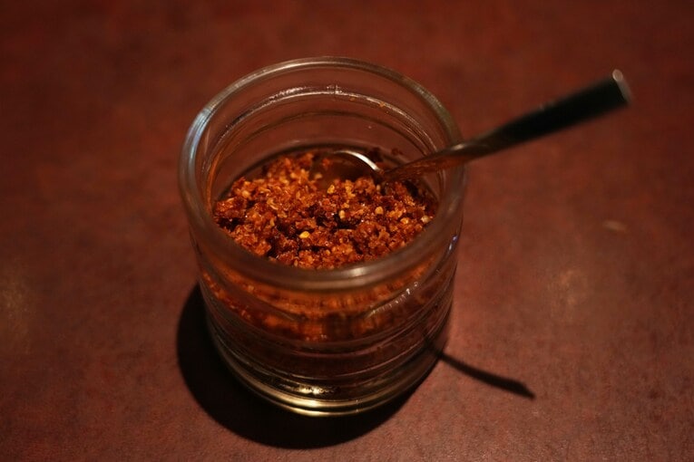 ニンニクなどが入った特製の辛味