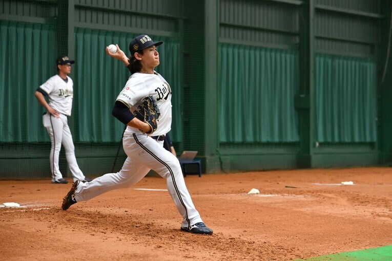 投球練習する宮城　©︎Hideki Sugiyama