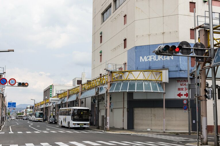 2016年に閉店したマルカン百貨店（大食堂など一部フロアは営業している）。