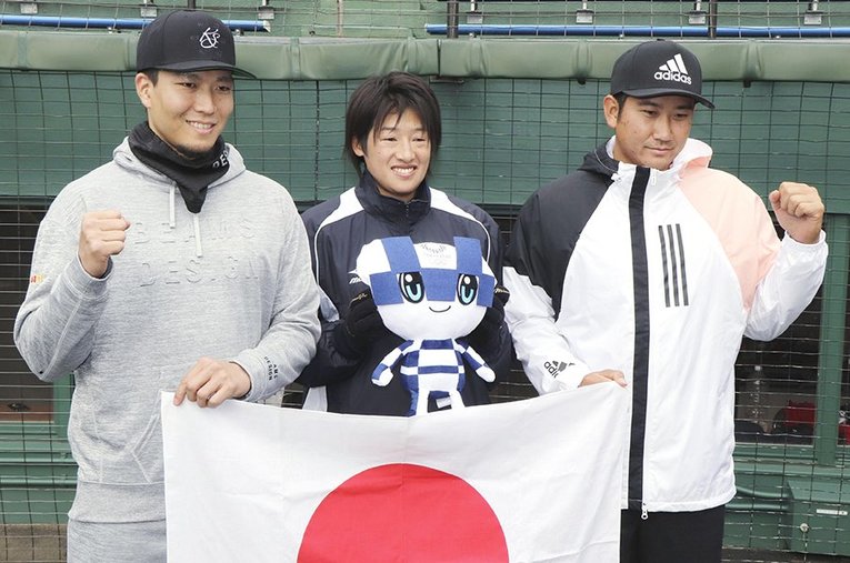 2020年1月の自主トレ。ホークス千賀滉大（左）、ソフトボール代表上野由岐子、ジャイアンツ菅野智之（福岡県久留米市で） ／ photograph by JIJI PRESS