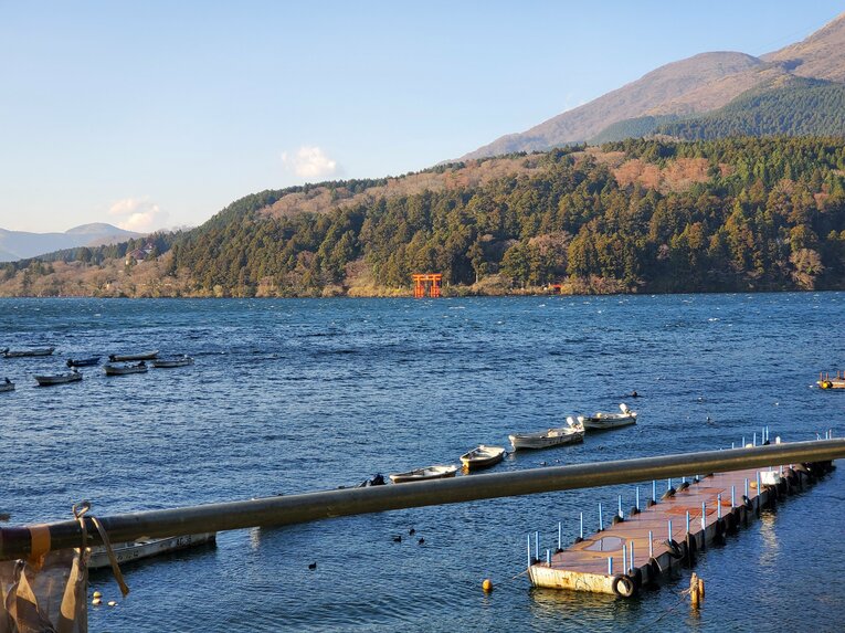 芦ノ湖と遠くに見える箱根神社　©Number Web