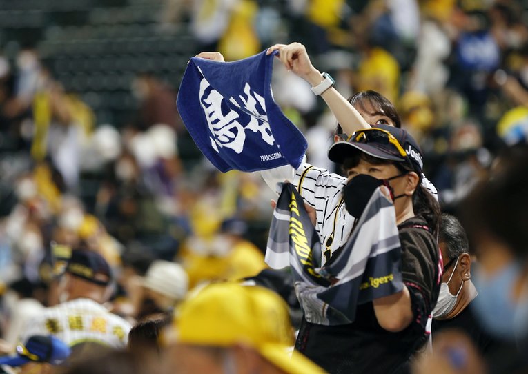 鳥谷グッズを持参する阪神ファン　©︎KYODO