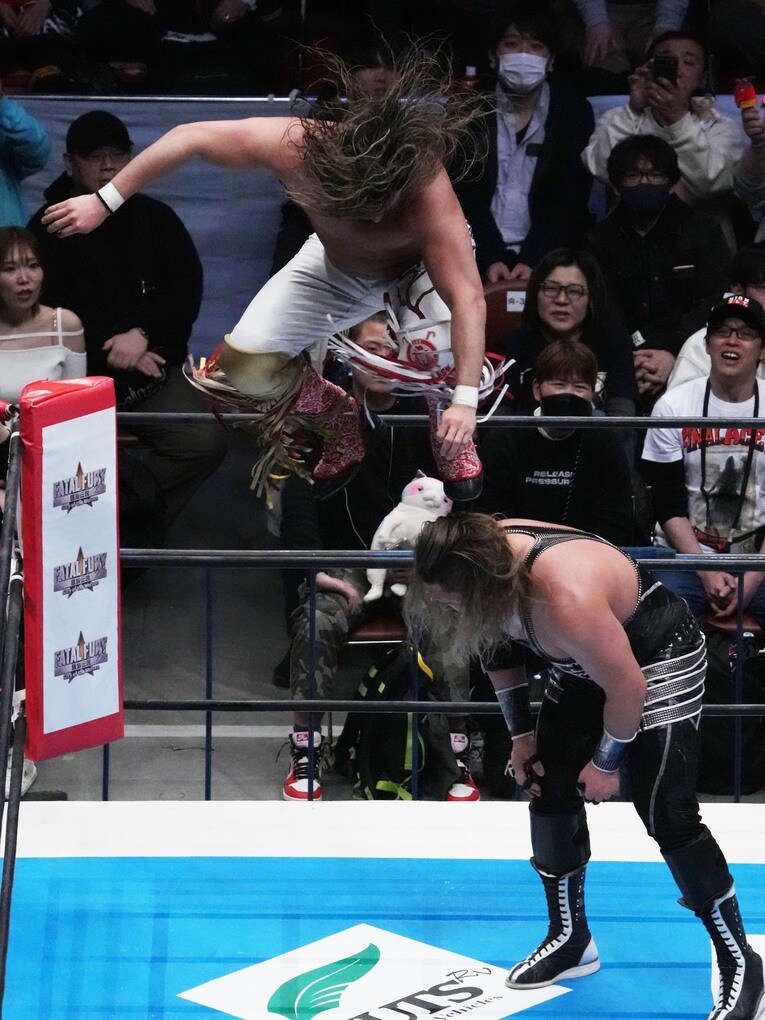 コーナーからの踏みつぶしを敢行する辻陽太　©Essei Hara